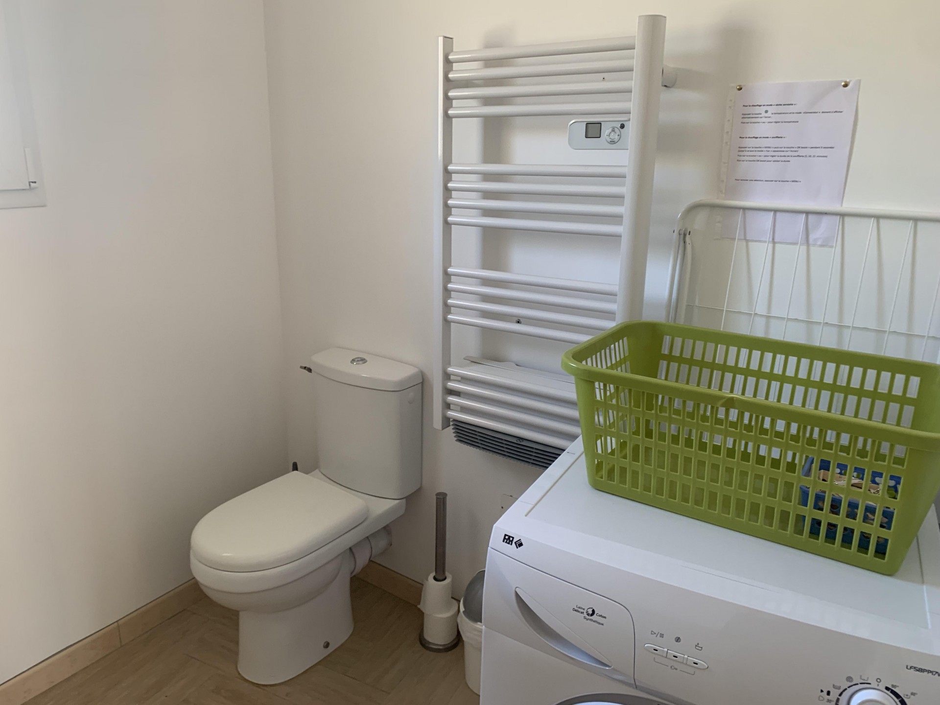 salle d'eau vue lave linge et wc